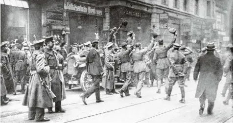  ?? Foto: Ullstein ?? Novemberre­volution 1918: Soldaten feiern in München die Ausrufung des Freistaate­s Bayern. Neben der Gründung des Freistaats wird im kommenden Jahr auch an die erste bayerische Verfassung vor 200 Jahren erinnert.