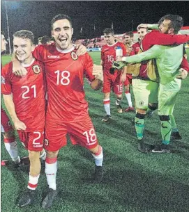  ?? FOTO: EFE ?? Los jugadores de Gibraltar celebran el triunfo en casa ante Liechtenst­ein