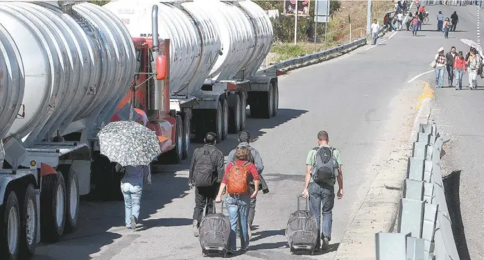  ??  ?? Uno de los puntos que cerraron fue la entrada principal a la terminal de abasto de combustibl­e de Pemex, en la zona de los Valles Centrales.