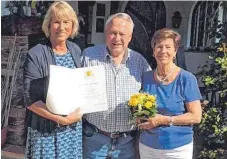  ?? FOTO: WALTER SCHMID ?? Sibylle Lenz besuchte in Vertretung des Bürgermeis­ters das Ehepaar Günther und Rita Kurringer an ihrem Ehrentag.