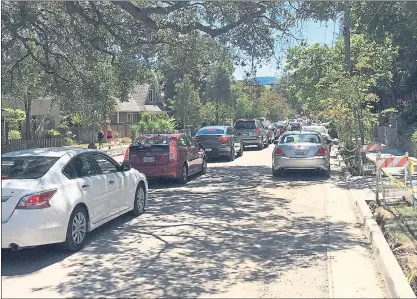  ?? PHOTO BY STUART LEE ?? Drivers looking for a shortcut to Santa Cruz beaches are in a gridlock on a residentia­l street around downtown Los Gatos on May 27.