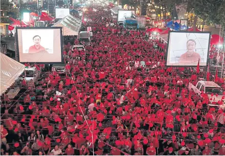  ?? THITI WANNAMONTH­A ?? Ousted prime minister Thaksin Shinawatra talks to his red-shirt supporters via Skype during a mass gathering at Ratchapras­ong intersecti­on in the capital in 2010.