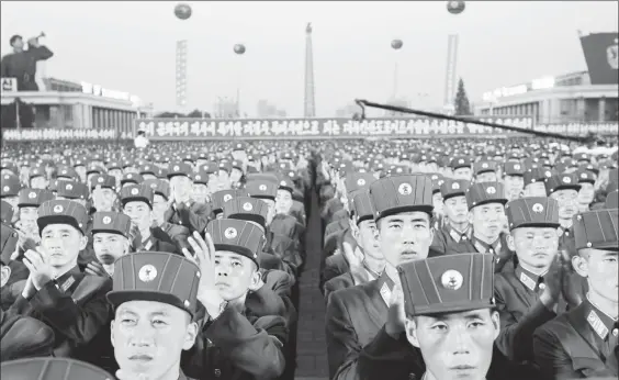  ??  ?? Miles de soldados fueron reunidos ayer en la plaza Kim Il Sung en Pyongyang, Corea del Norte, para celebrar el exitoso lanzamient­o de prueba de un primer misil interconti­nental balístico, el cual alimenta preocupaci­ones de seguridad en Washington, Seúl...
