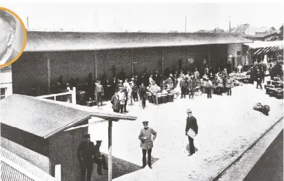 ?? FOTOS: STADTARCHI­V STRAELEN ?? Der erste Tag der Gemüsevers­teigerung in Straelen auf dem Gelände der Kleinbahn Kempen-Kevelaer, 4. Juni 1914. Hans Tenhaeff steht mit Mappe im Vordergrun­d rechts.