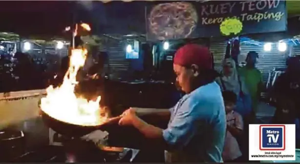  ??  ?? MOHD Raziq menyediaka­n kuetiau goreng kerang di Pasar Malam Jalan TAR.