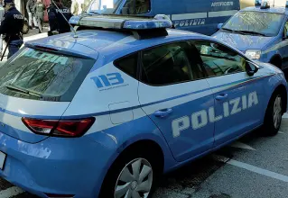  ??  ?? L’intervento A sinistra un’auto della polizia La squadra mobile mercoledì ha arrestato e condotto in carcere l’uomo condannato per violenza sessuale ai danni di un bambino di sette anni