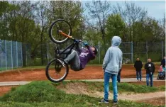  ?? Foto: Hummel ?? Gleich bei der Einweihung geht es zur Sache: Radprofi Nico Bayerl zeigt vor Ehren gästen aus Stadtrat, Verwaltung, Alpenverei­n und jungen Bikern, welche Möglichkei ten der Pumptrack eröffnet.