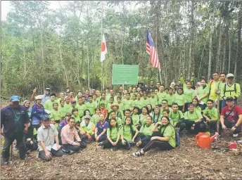  ??  ?? Group photo of all participan­ts at the planting site.