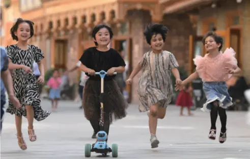  ??  ?? Children play in what’s called the Dove Lane in Tuancheng Old Town of Hotan in Xinjiang Uygur Autonomous Region on May 27