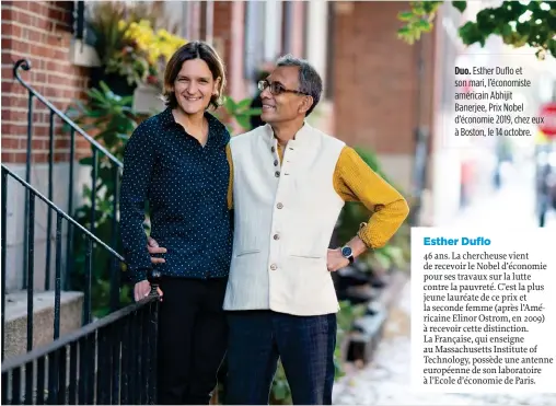  ??  ?? Duo. Esther Duflo et son mari, l’économiste américain Abhijit Banerjee, Prix Nobel d’économie 2019, chez eux à Boston, le 14 octobre.
