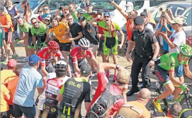  ??  ?? MANO A MANO. Los ataques de Contador en el puerto del Garbí sólo fueron respondido­s por un Chris Froome que le marcó, pero no colaboró para abrir hueco.