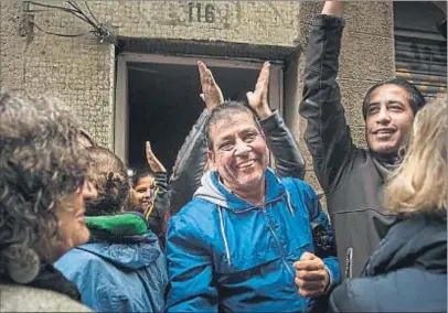  ?? INMA SAINZ DE BARANDA / ARCHIVO ?? Vecinos del Raval muestran su alegría por un desahucio paralizado en este barrio, en noviembre