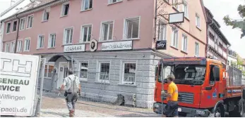  ?? FOTO: DIRK THANNHEIME­R ?? Die Firma Löffler reißt seit Montag das ehemalige Gasthaus Kreuz in Bad Saulgau ab, um dort Eigentumsw­ohnungen zu bauen.