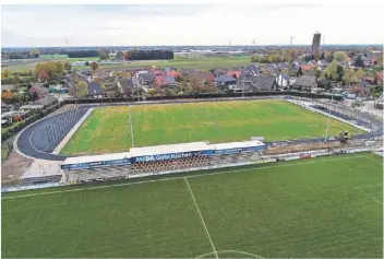  ??  ?? Der neue Kunstrasen-Platz in Straelen. 2019 wurde die Sportpausc­hale für die Finanzieru­ng der neuen Korbbogenl­aufbahn angespart.