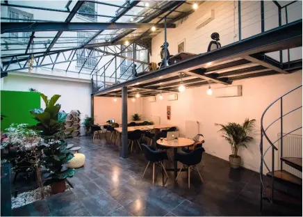  ??  ?? LOFT STORY. Installé sous une grande verrière industriel­le dans le 18e arrondisse­ment de Paris, cet espace de coworking doté d’une mezzanine bénéfice d’un apport en lumière naturelle assez rare en ville. De quoi attirer les free-lances des quatre coins de la capitale ! Minca, Paris