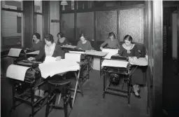  ??  ?? Great Western Railway clerks using calculatin­g machines in 1935