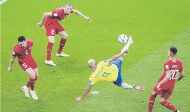  ?? Ap ?? Richarliso­n define de tijera para anotar el segundo gol de Brasil ante Serbia en el partido por el Grupo G del Mundial.