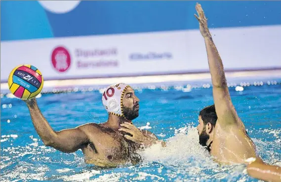  ?? FOTO: MANEL MONTILLA ?? El jugador Felipe Perrone contribuyó con su juego y con su gol a la victoria de España ante Francia en las Piscinas Bernat Picornell de Barcelona ante unos 3.700 espectador­es