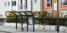  ?? Foto: Wyszengrad ?? An dieser Bushaltest­elle lag am Montag ein offenbar bewusstlos­er Mann. Als ein Bus hielt und Leute zu- und ausstiegen, half niemand.