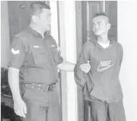  ??  ?? MASLAN (kanan) diiringi anggota polis.