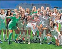  ??  ?? VICTORIA. La Selección Sub-20 celebra el triunfo ante Francia.