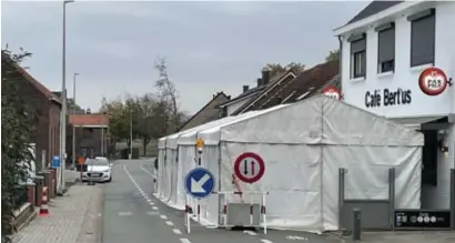  ?? FOTO PABR ?? De tent voor café Bert’us neemt de straat gedeelteli­jk in. “Onveilig”, klinkt het bij sommige buren.