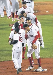  ??  ?? ALEGRÍA. Los jugadores de Red Sox celebran tras ganarle a Astros anoche en Fenway Park.