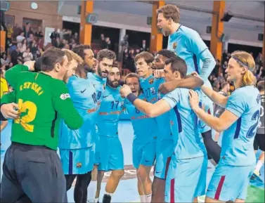  ??  ?? CELEBRACIÓ­N EN CUENCA. Euforia contenida de los barcelonis­tas por su octava liga consecutiv­a.