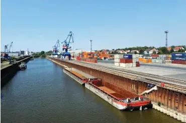  ?? Foto: dpa/Matthias Hiekel ?? Unlängst erst modernisie­rt: der Hafen von Riesa an der Elbe