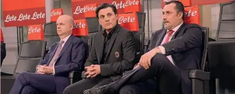  ??  ?? La panchina che scotta: Marco Fassone, a.d. del Milan, con Vincenzo Montella e il d.s. Max Mirabelli