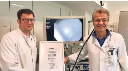  ?? FOTO: -NAU ?? Lars Galonska (l.), der Sektionsle­iter Onkologie, und Jens Encke als ärztlicher Direktor verspreche­n Krebspatie­nten eine Versorgung auf nachprüfba­r hohem Niveau.