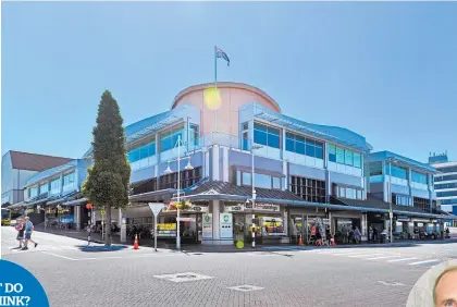  ?? Photos / File ?? The Tauranga City Council building on Willow St. Inset: Council corporate services general manager Paul Davidson.