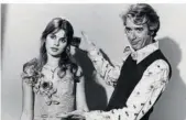  ?? FOTO: SCHILLING/DPA ?? Rudi Carrell (rechts) und Nastassja Kinski während der Proben zur großen Silvesters­how von „Am laufenden Band“.