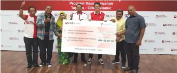  ??  ?? Haneef (fourth left) and Loy (fifth left) award grants under the Program Keusahawan­an Taylor’s - CIMB Islamic totaling RM468,037 to the deserving recipients from the Projek Perumahan Rakyat.