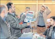  ?? PTI ?? At end of third round of counting, independen­ts won 19 seats, Congress 10 and BJP four seats in Srinagar municipal body.