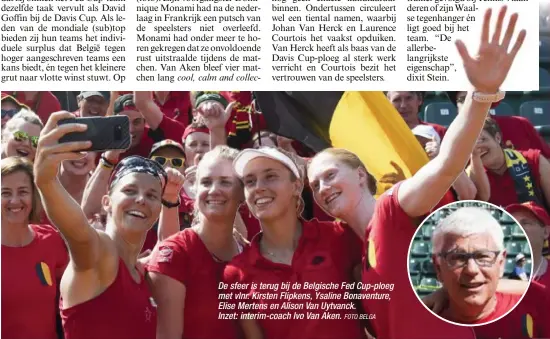  ?? FOTO BELGA ?? De sfeer is terug bij de Belgische Fed Cup-ploeg met vlnr. Kirsten Flipkens, Ysaline Bonaventur­e, Elise Mertens en Alison Van Uytvanck. Inzet: interim-coach Ivo Van Aken.