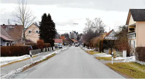  ?? Foto: Thorsten Jordan ?? Die Bahnhofstr­aße in Hurlach soll ausgebaut werden. 1,1 Millionen Euro sind für das Projekt veranschla­gt. Allerdings darf die Kommune auf Fördergeld­er hoffen.