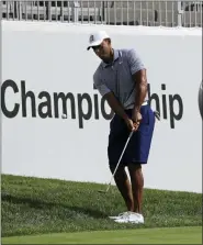  ?? NAM Y. HUH — THE ASSOCIATED PRESS ?? Tiger Woods chips an approach shot on the 12th hole during the pro-am round of the BMW Championsh­ip golf tournament at Medinah Country Club, Wednesday in Medinah, Ill.