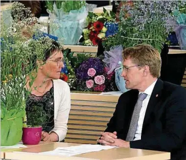  ?? Foto: dpa ?? Daniel Günther (CDU), Ministerpr­äsident von Schleswig-Holstein, und seine Vize Monika Heinold (Bündnis 90/Die Grünen), nach der Vereidigun­g der Minister.