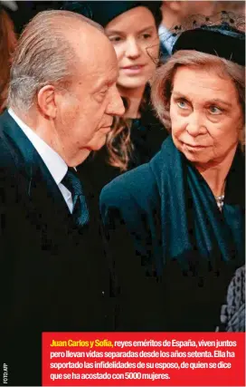  ??  ?? Juan Carlos y Sofía, reyes eméritos de España, viven juntos pero llevan vidas separadas desde los años setenta. Ella ha soportado las infidelida­des de su esposo, de quien se dice que se ha acostado con 5000 mujeres.