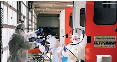  ?? FOTOS: STADT DÜSSELDORF ?? An der Feuerwache an der Posener Straße wurde ein neuer, zentraler Standort für die Desinfekti­on der Rettungsdi­enstfahrze­uge eingericht­et.