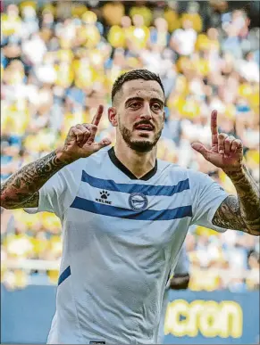  ?? FOTO: EFE ?? Joselu, que solo había marcado 1 gol en lo que iba de LaLiga, firmó ayer los 2 (1 de penalti) con los que se impuso el Alavés