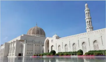  ??  ?? Photo ci-dessous :
La Grande Mosquée du
Sultan Qabous à Mascate, financée et commandée par le sultan comme un cadeau à la nation, a été inaugurée en mai 2001 après six ans de chantier. Partisan d’un islam tolérant, dans une région minée par les...