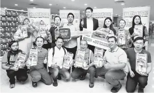  ?? — Gambar Bernama ?? KENANGAN: Andy Chin (belakang, empat kanan) bergambar bersama pemenang sempena sambutan pembukaan cawangan ke-600 Mr DIY di Paradigm Mall, kelmarin.