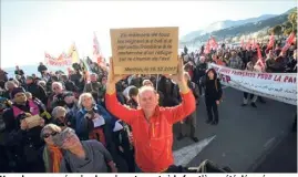  ??  ?? Une plaque en mémoire des migrants morts à la frontière a été déposée.