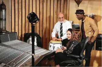  ?? Brand USA via AP ?? Emilio y Gloria Estefan, en la produccion de IMAX “America’s Musical Journey”.