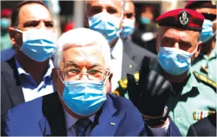  ?? (Mohamad Torokman/Reuters) ?? PALESTINIA­N OFFICIALS, including PA President Mahmoud Abbas, don face masks during the coronaviru­s crisis.