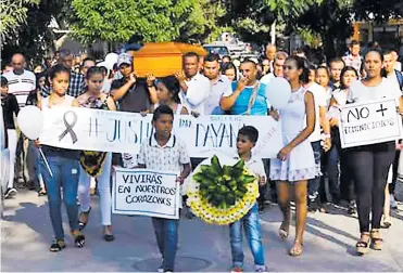  ??  ?? Con pancartas en las que piden justicia, cientos de baranoeros acompañaro­n el funeral de Dayana Solano.