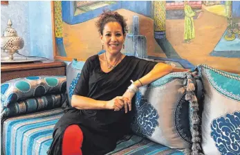  ?? FOTO: JULIA GARTHEN ?? Nadia Osfour-Rummel in ihrem orientalis­ch eingericht­eten Wohnzimmer. Hier kommt die ehrenamtli­ch tätige Netzwerker­in nach getaner Arbeit zur Ruhe.