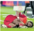  ?? FOTO: IMAGO IMAGES ?? FCK-Stürmer Ragnar Ache liegt verletzt auf dem Rasen, muss ausgewechs­elt werden.